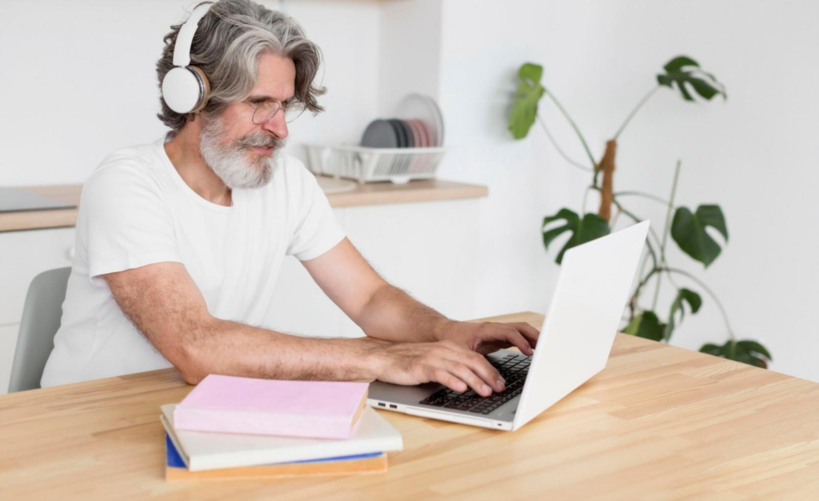 Équipe de recherche analysant des données de marché